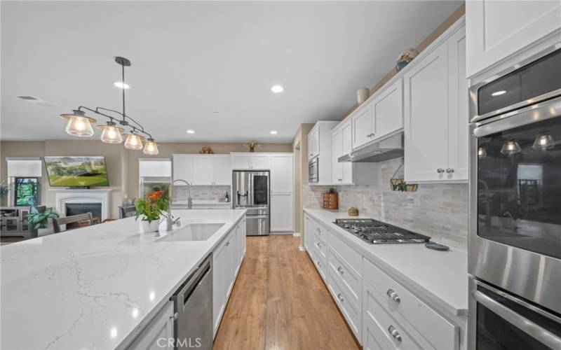 KITCHEN OVERSIZED KITCHEN ISLAND