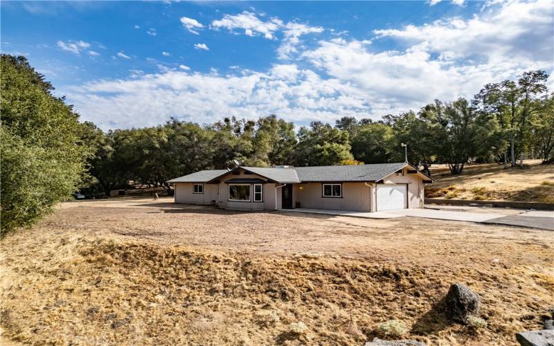 Ranch stye home with plenty of yard space!  Use your imagination!