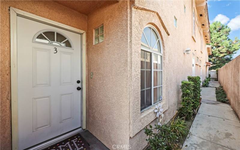 Walk-up entrance to front door.