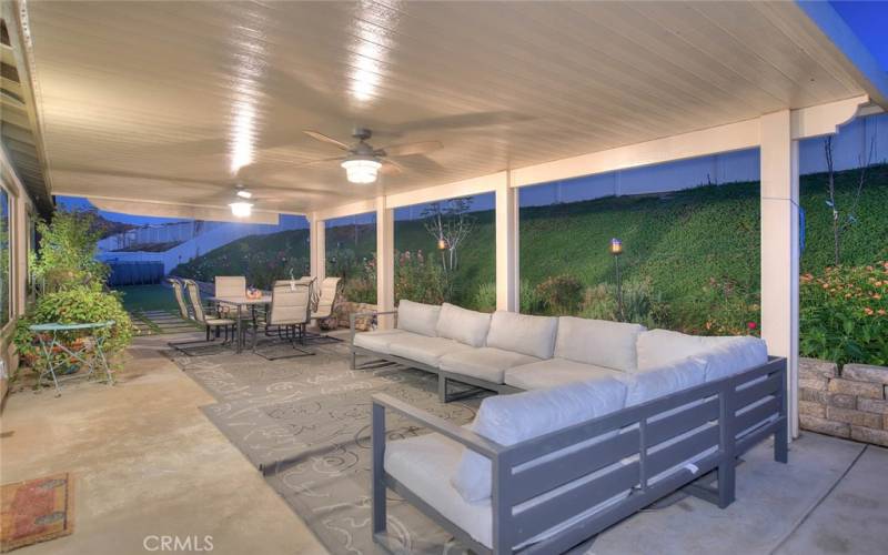 Covered Expansive Alumawood Patio w/ceiling fan! (twilight)