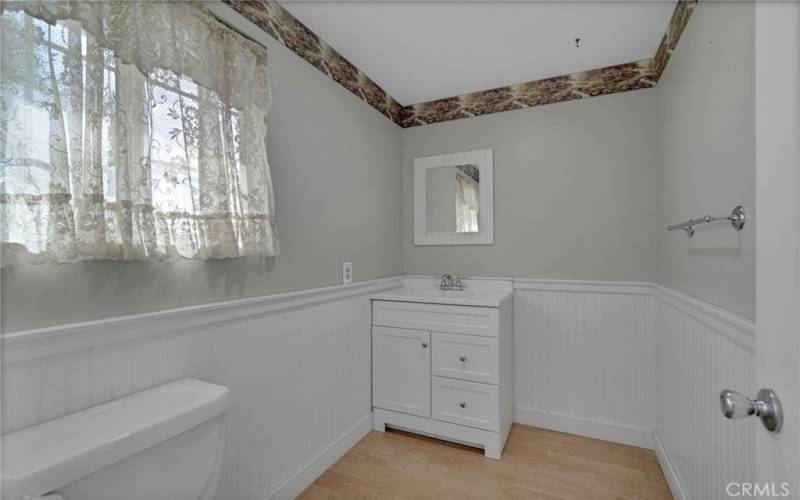 Powder room/ 1/2 bathroom