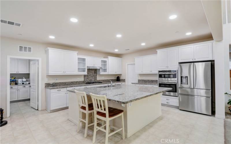 Kitchen w Large Island