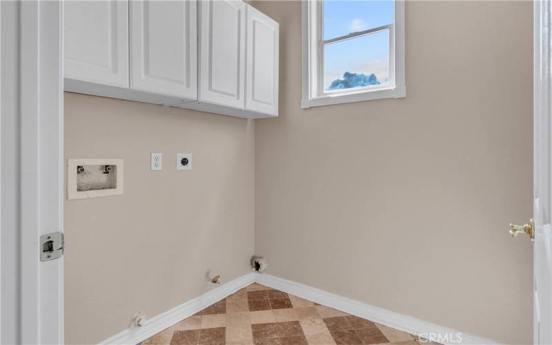 LAUNDRY ROOM DOWNSTAIRS