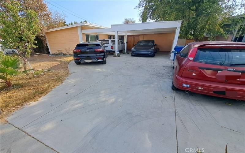 2 driveway with cars