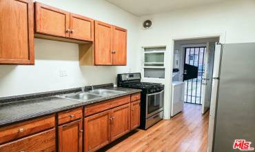 2740 James M Wood Boulevard, Los Angeles, California 90006, 2 Bedrooms Bedrooms, ,1 BathroomBathrooms,Residential Lease,Rent,2740 James M Wood Boulevard,24449919