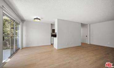 1352 S Carmelina Avenue 204, Los Angeles, California 90025, 2 Bedrooms Bedrooms, ,2 BathroomsBathrooms,Residential Lease,Rent,1352 S Carmelina Avenue 204,24445015