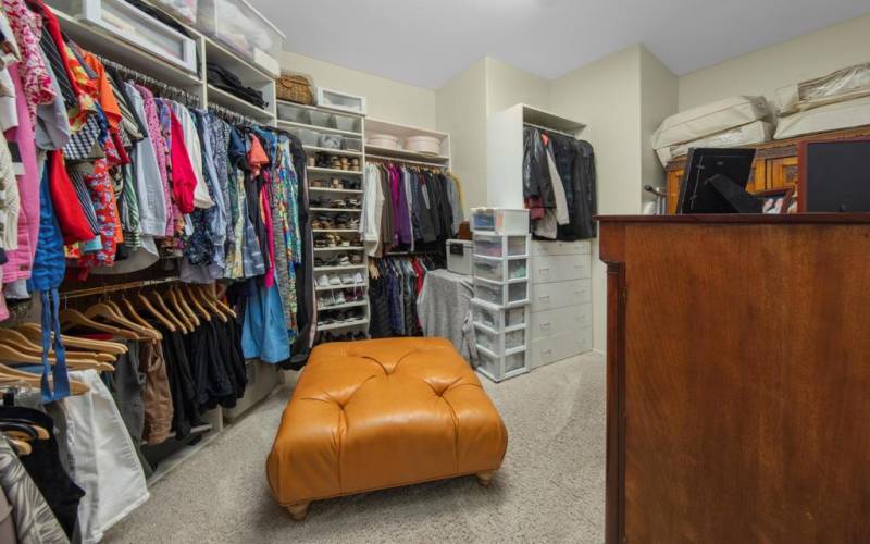 Masterbedroom walk in closet