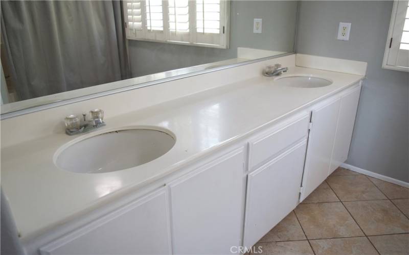 Primary bath with dual sinks