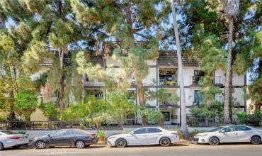 1559 Winona Boulevard D3, Los Angeles, California 90027, 2 Bedrooms Bedrooms, ,2 BathroomsBathrooms,Residential,Buy,1559 Winona Boulevard D3,GD24203717