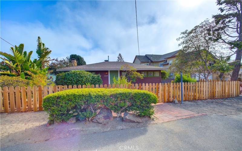 This front view of the property (same view that is featured in the historical texts) highlights the newer fencing in front lawn.