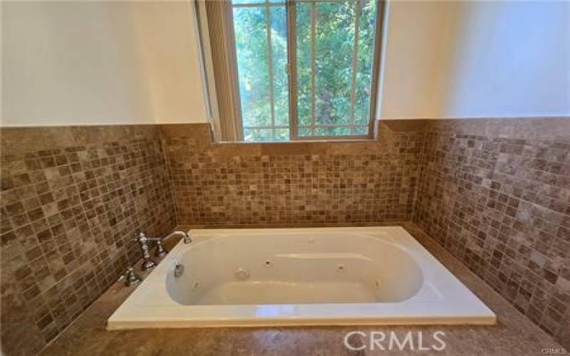 Prime bath w/ jetted spa tub & shower