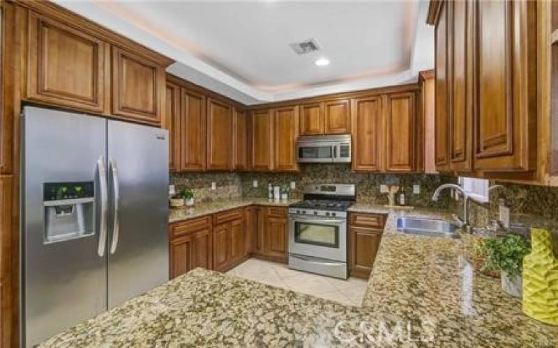 kitchen w/ stainless appliances & granite counters