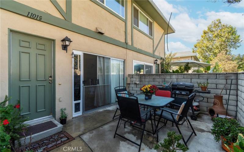 Cozy entrance w/private patio