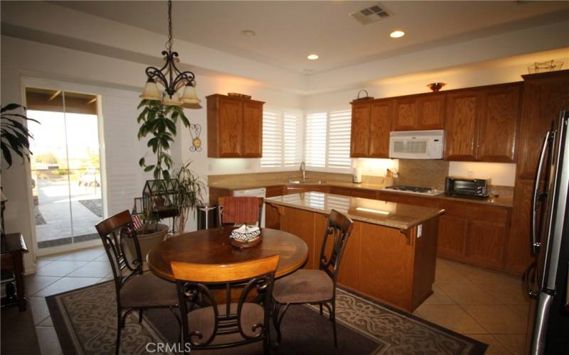 Open kitchen and breakfast area