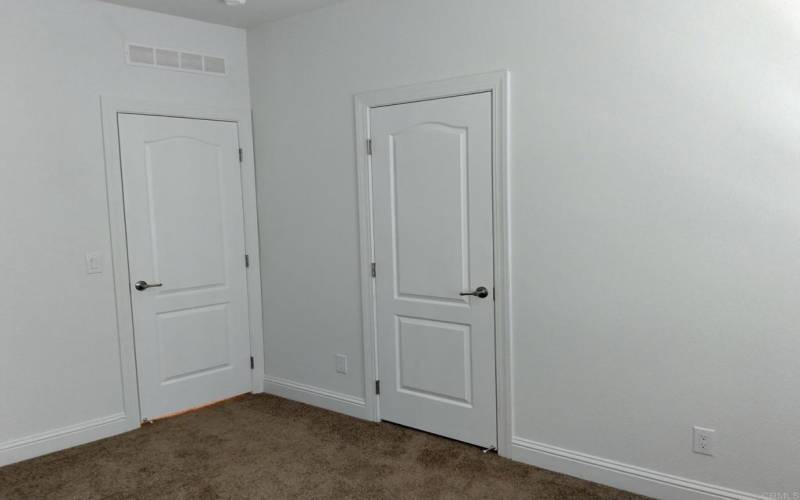 3rd bedroom for office or crafts or your choice