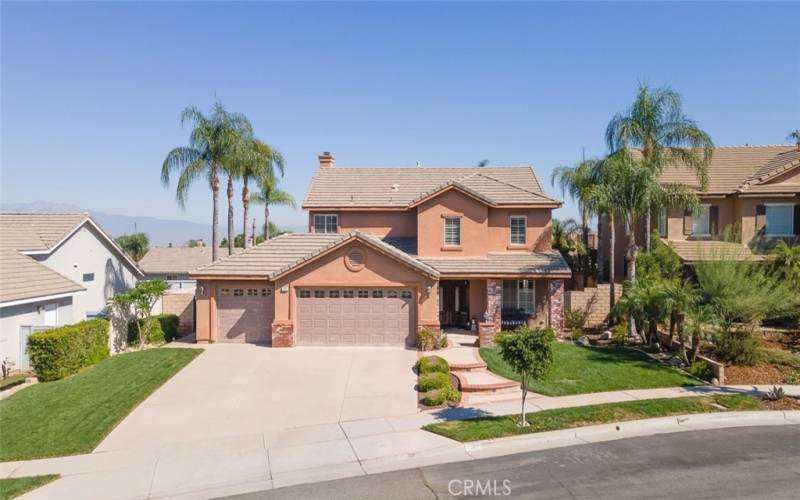 
This home has impressive curb appeal with its beautifully landscaped front yard and offers stunning views of the surrounding mountains.