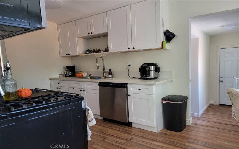 Newer Quartz counters & Cabinets