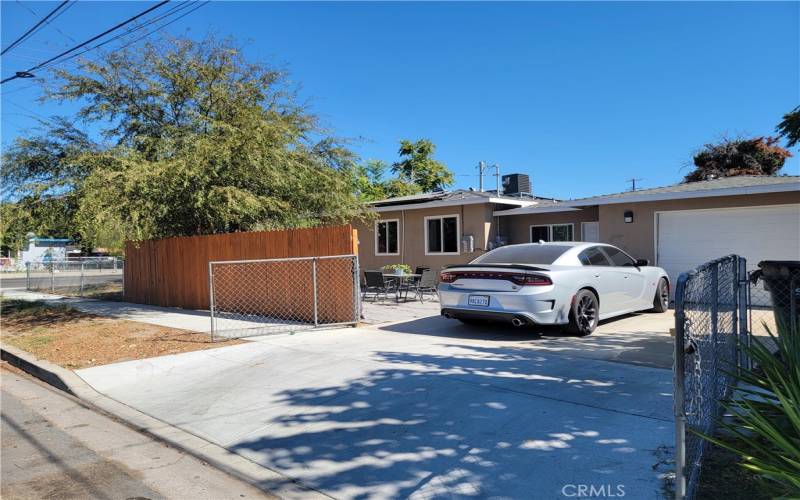 Side yard & garage/driveway area