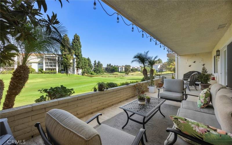 PREMIUM LOCATION!! SIT AND ENJOY THE GOLF COURSE VIEWS.