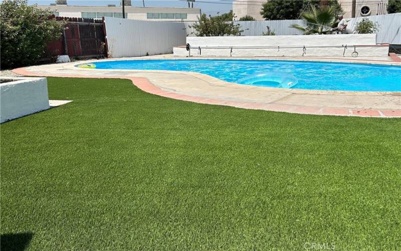 Beautiful Pool/grassy area