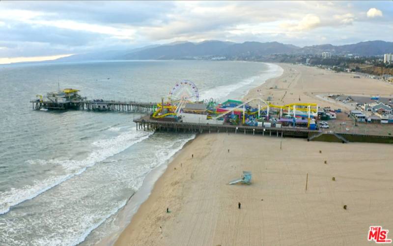 Minutes to the Santa Monica Beach and Pier