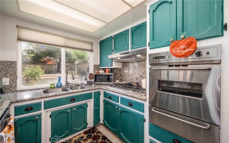 Such a nicely laid out kitchen.