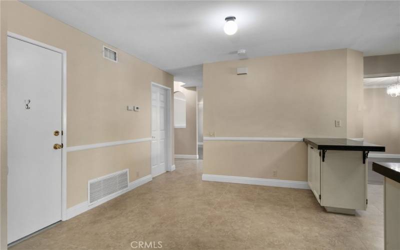 Dining Area and Breakfast Bar