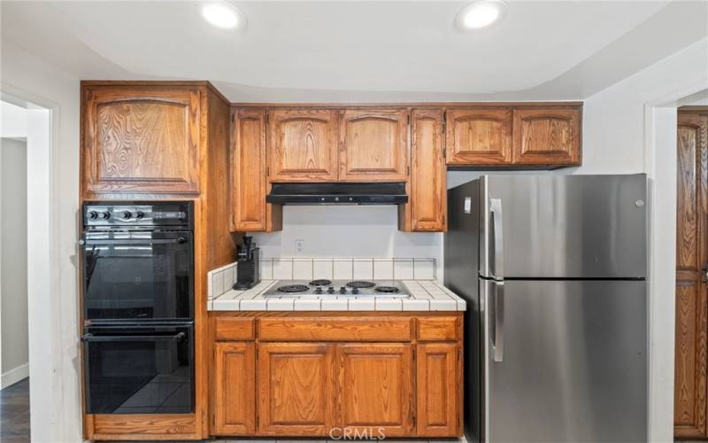 Double ovens and gas cooktop. Fridge can stay!