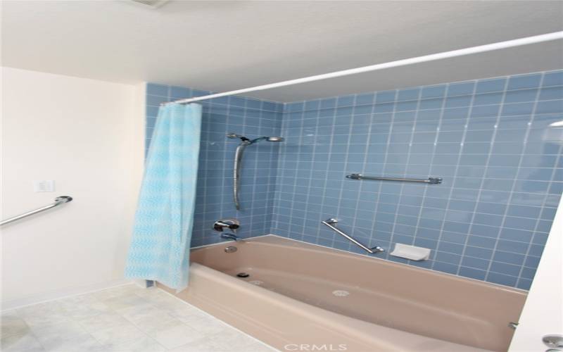 Guest Bathroom Tub/Shower