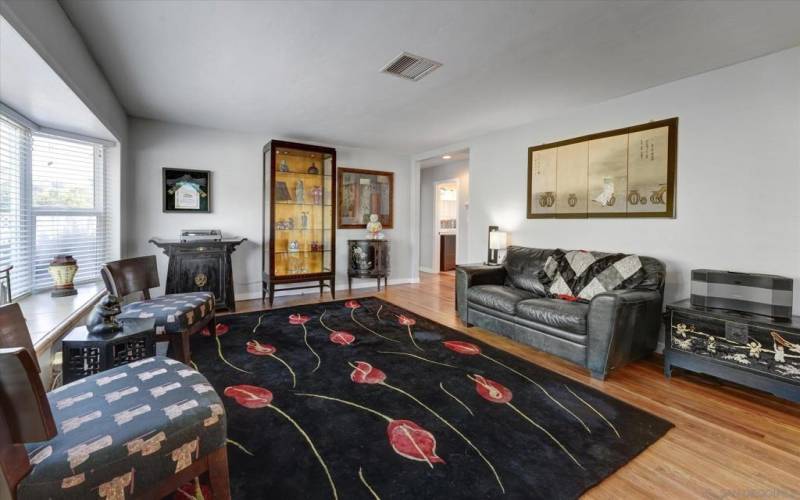 SUCH A GREAT LIVINGROOM- HARDWOOD FLOORING-EXPANSIVE WINDOWS!