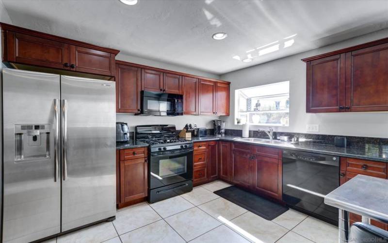 LOVE THIS OPEN KITCHEN FLOORPLAN WITH PLENTY OF GRANITE COUNTERSPACE AND CABINETS!