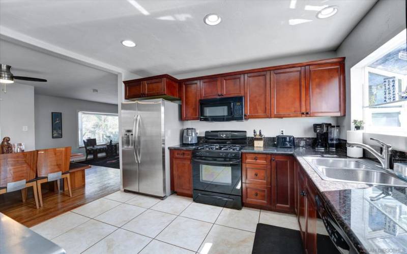 LOVE THIS OPEN KITCHEN FLOORPLAN WITH PLENTY OF GRANITE COUNTERSPACE AND CABINETS!