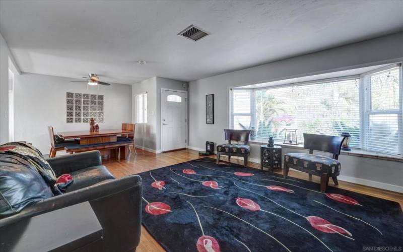 SUCH A GREAT LIVINGROOM- HARDWOOD FLOORING-EXPANSIVE WINDOWS!