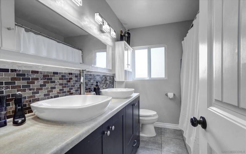 BEAUTIFULLY PRESENTED BATHROOM WITH DUAL SINKS!