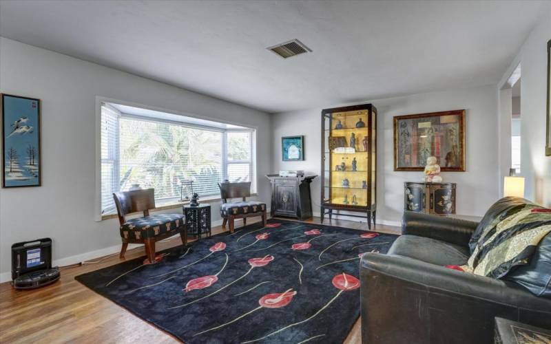 SUCH A GREAT LIVINGROOM- HARDWOOD FLOORING-EXPANSIVE WINDOWS!