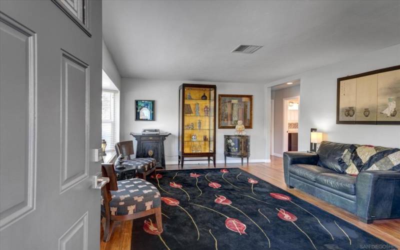 SUCH A GREAT LIVINGROOM- HARDWOOD FLOORING-EXPANSIVE WINDOWS!