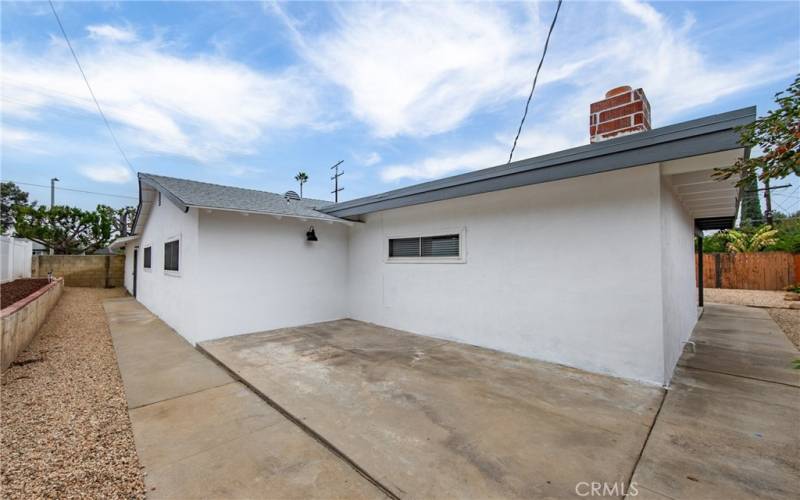 opposite side rear yard has access to garage