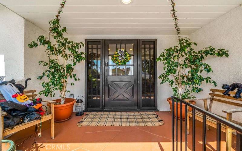 Inviting entrance porch!