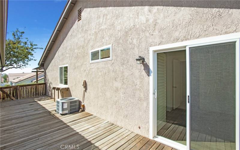 Side yard deck / patio area with sliding door access