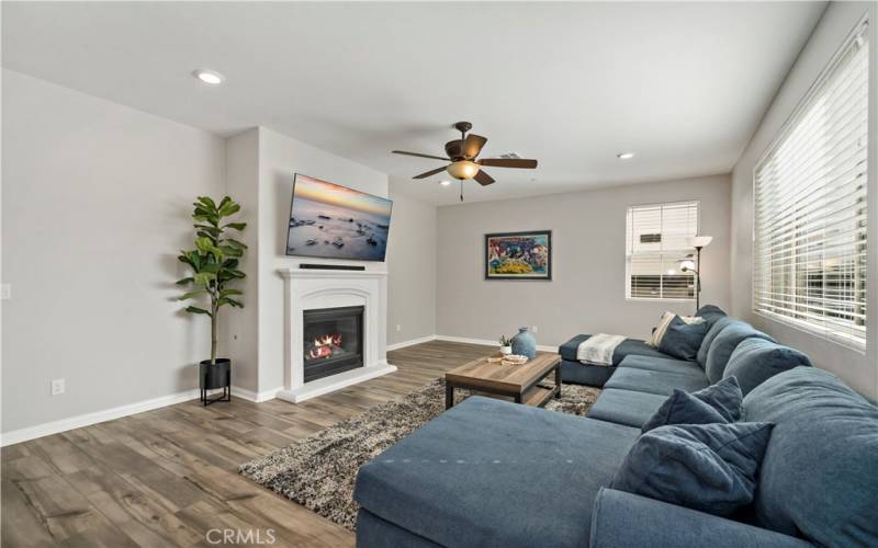 Family room w fireplace and ceiling fan/light fixture