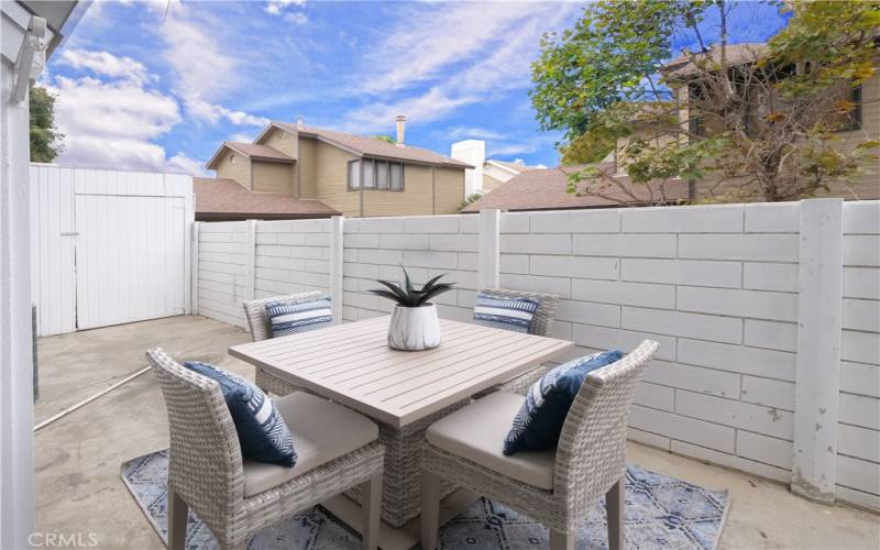 Private patio w/direct access to community pool/spa area