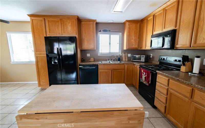 Kitchen w portable island