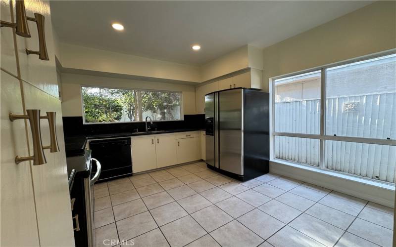 Open kitchen that can accommodate a round family table