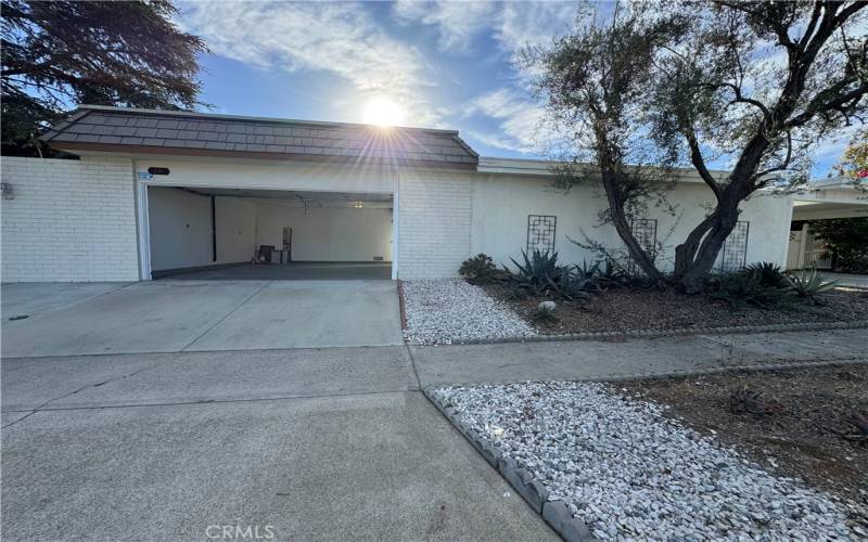 Large drive way to the Garage.