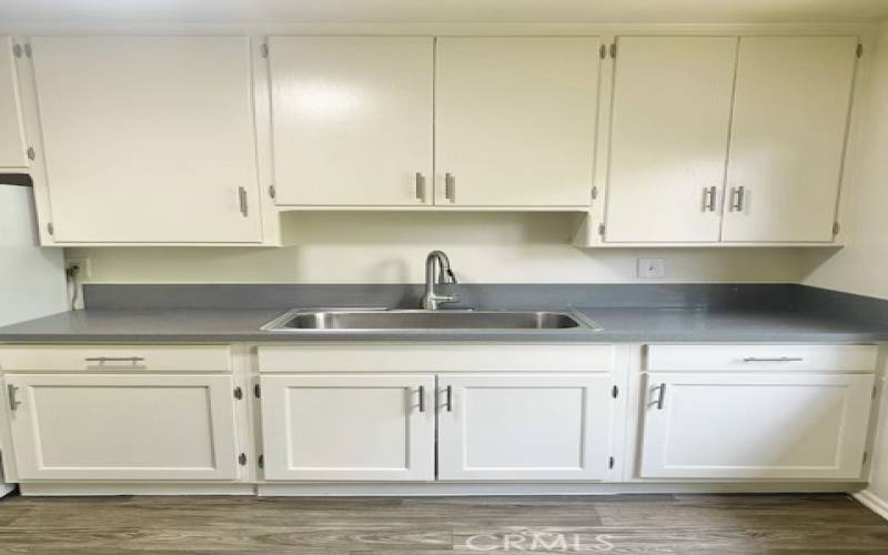 Kitchen - sunny and bright with lots of cabinets