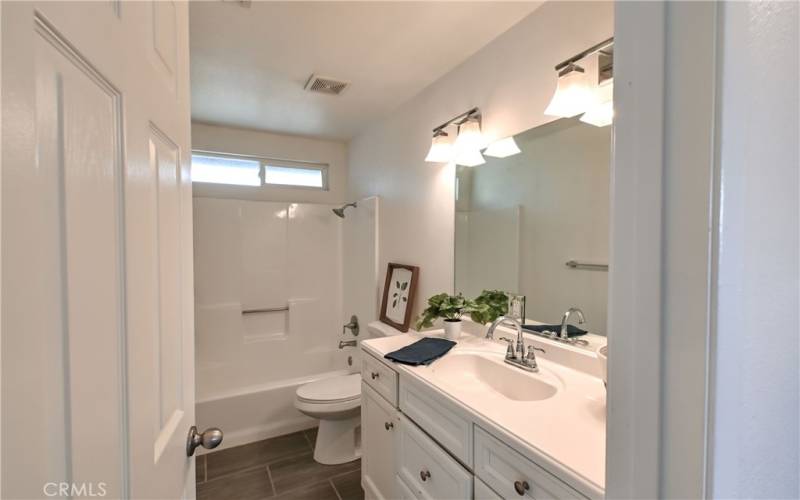 Guest Bath w tub/shower