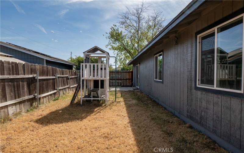 2nd side backyard/2nd patio