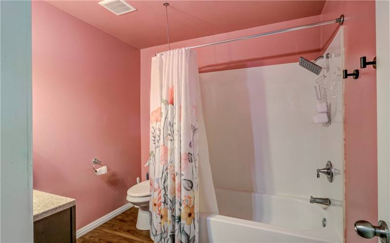 Bathtub in 2nd bedroom.