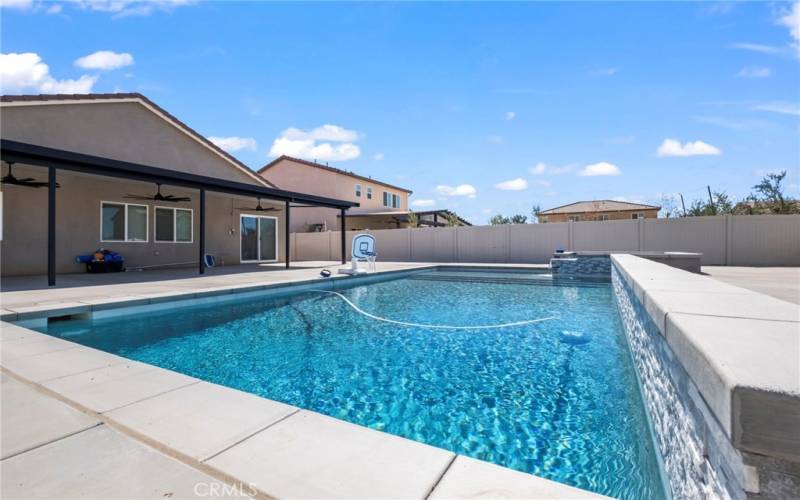 Very Large pool and jacuzzi