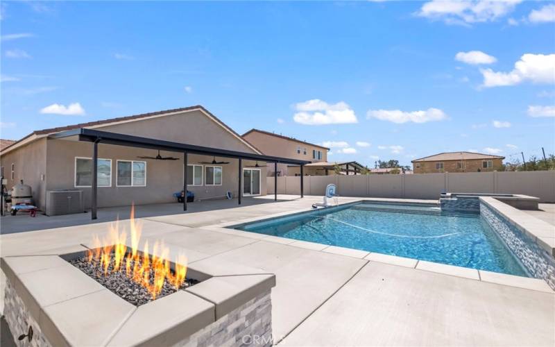 Pool, gas Fire pit and jacuzzi